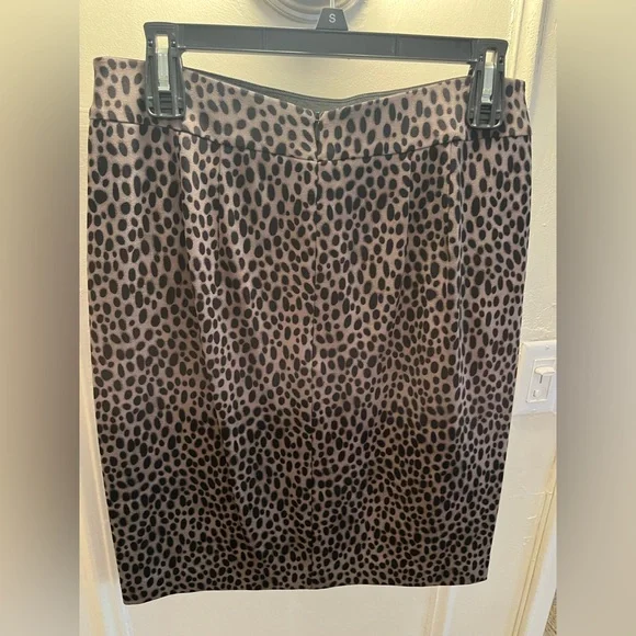 Ann Taylor animal print skirt with black side piping. - Picture 2 of 5